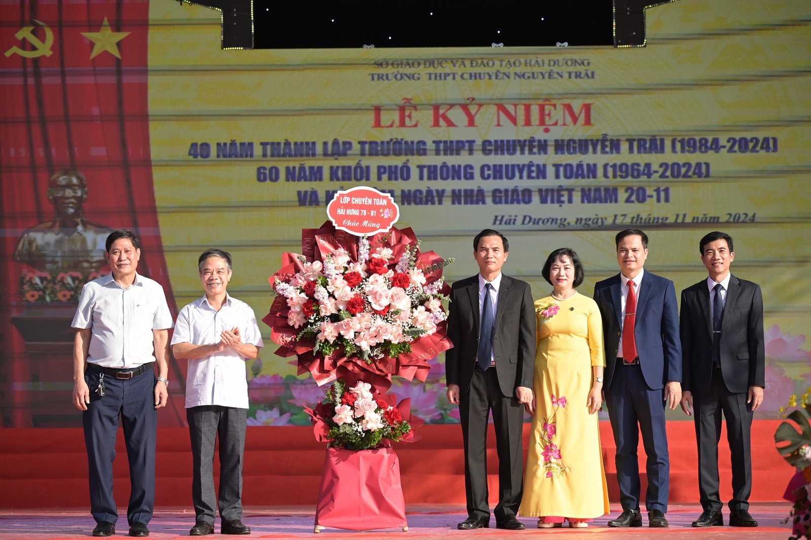 Nhấn để phóng to